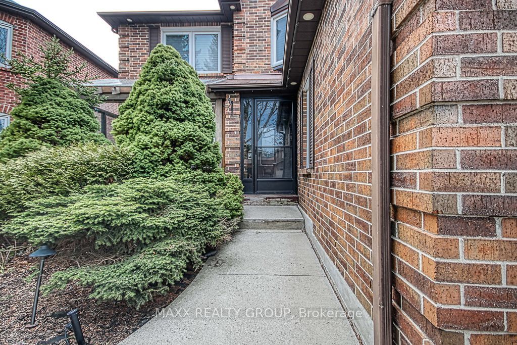 Photo of 3650 Baird Court, Mississauga, ON L5L 4T4 (MLS # W13165540)