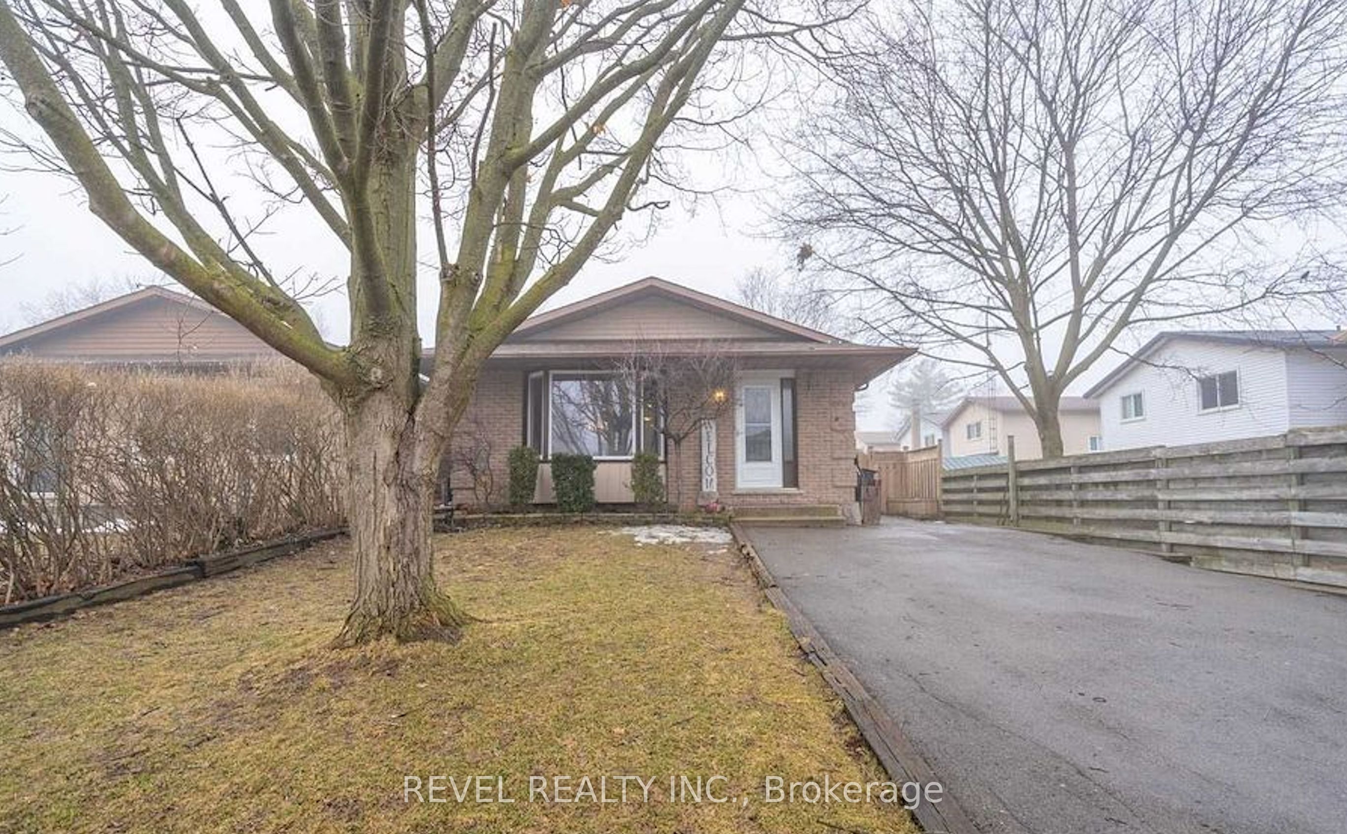 Photo 1 of 10 — 9 Balmoral Court, Haldimand, ON N3W 1E5