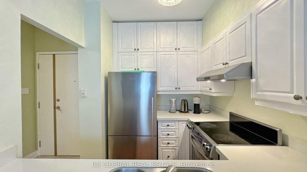 Photo of 2511 Lakeshore Road W #109, Oakville, ON L6L 6L9 (MLS # W13656016)