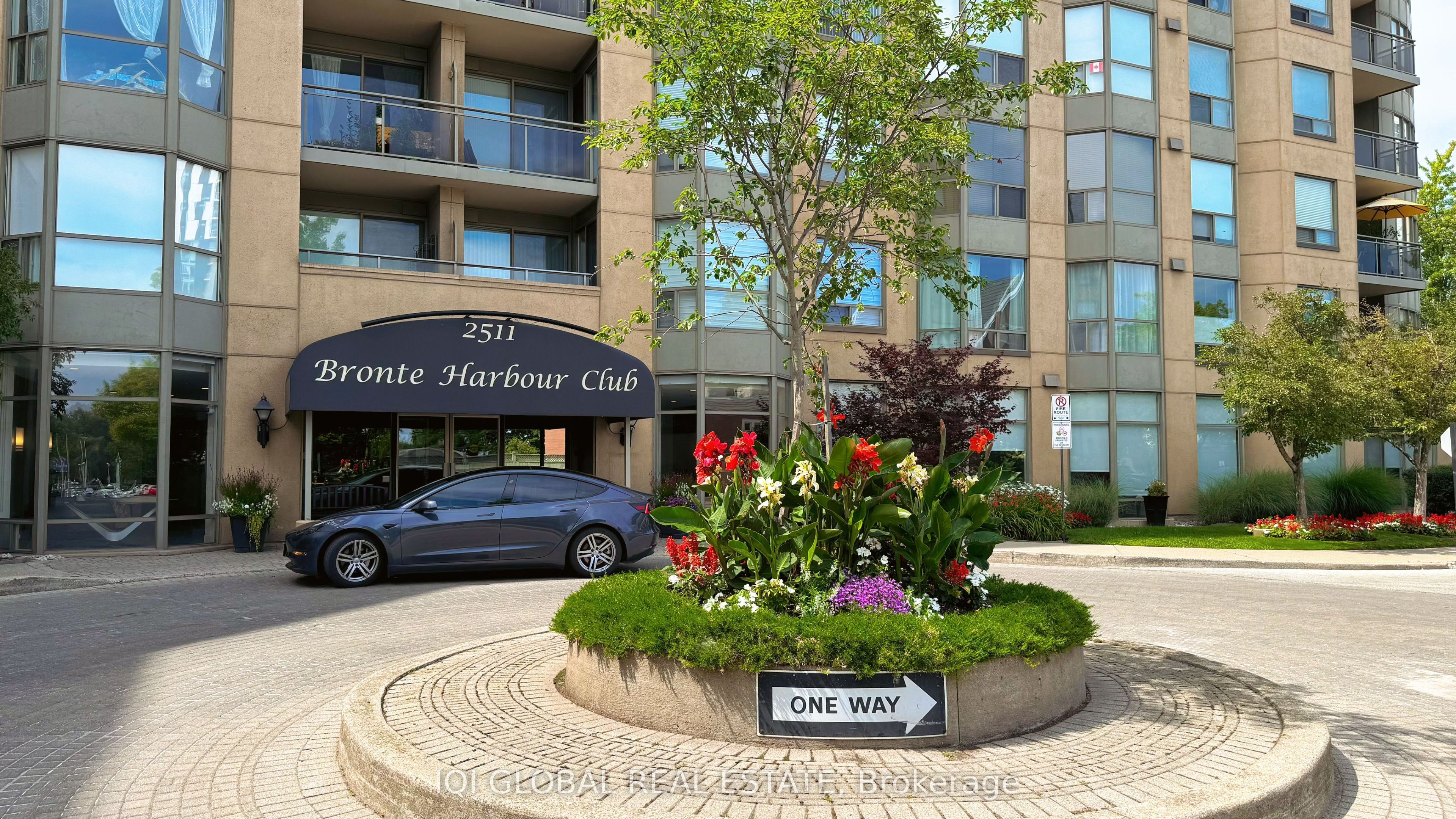 2511 Lakeshore Road W 109