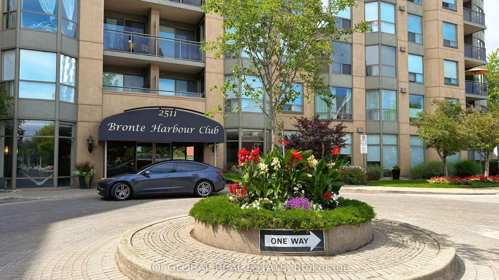 Photo of 2511 Lakeshore Road W #109, Oakville, ON L6L 6L9 (MLS # W13656016)
