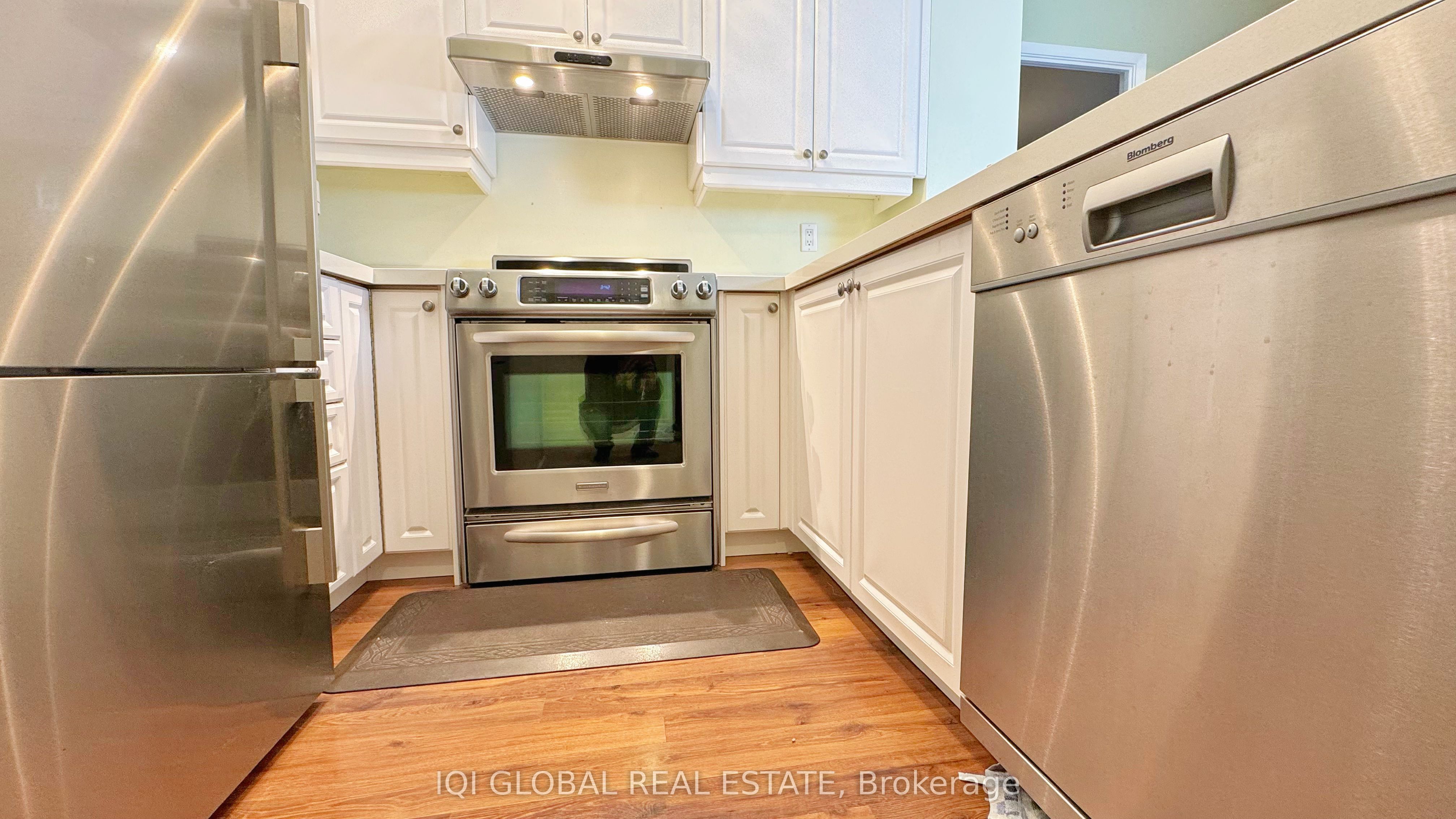 2511 Lakeshore Road W 109