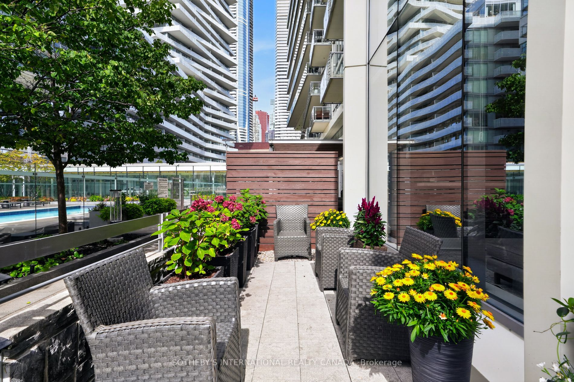 29 Queens Quay N/A E TH 114
