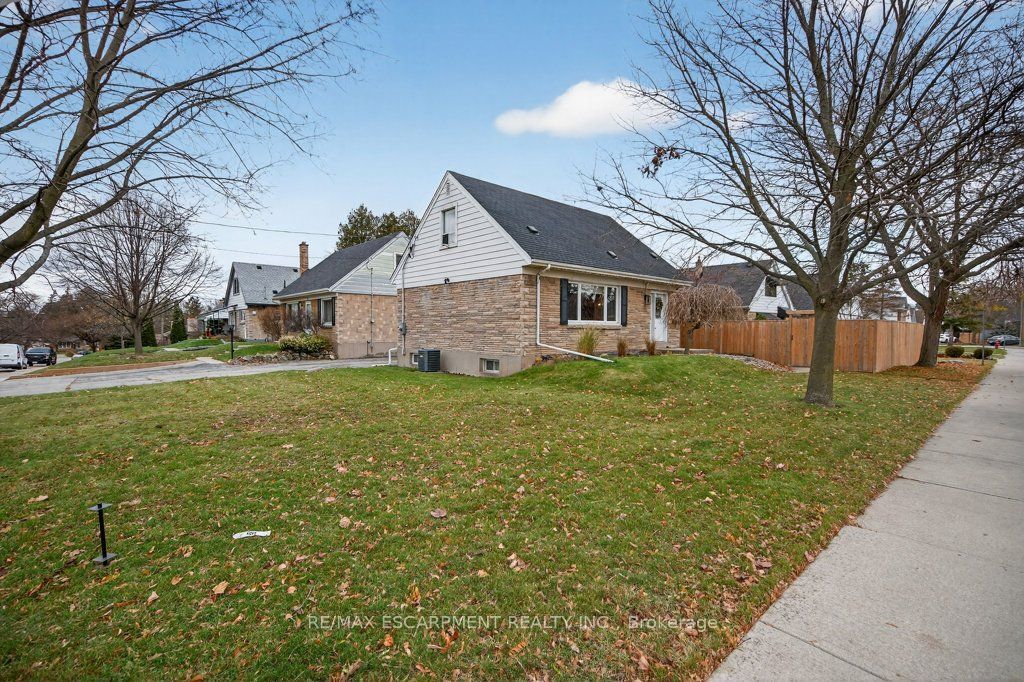 Photo of 52 Sylvia Crescent, Hamilton, ON L8K 2A9 (MLS # X12585772)