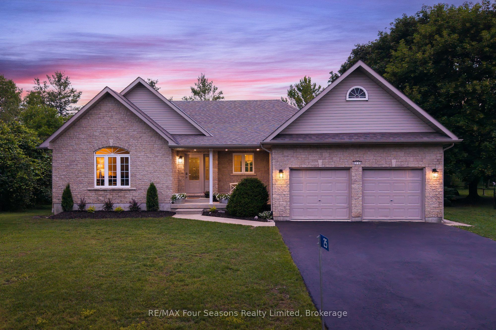 Photo 1 of 42 — 25 Kelley Crescent, Wasaga Beach, ON L9Z 1J3