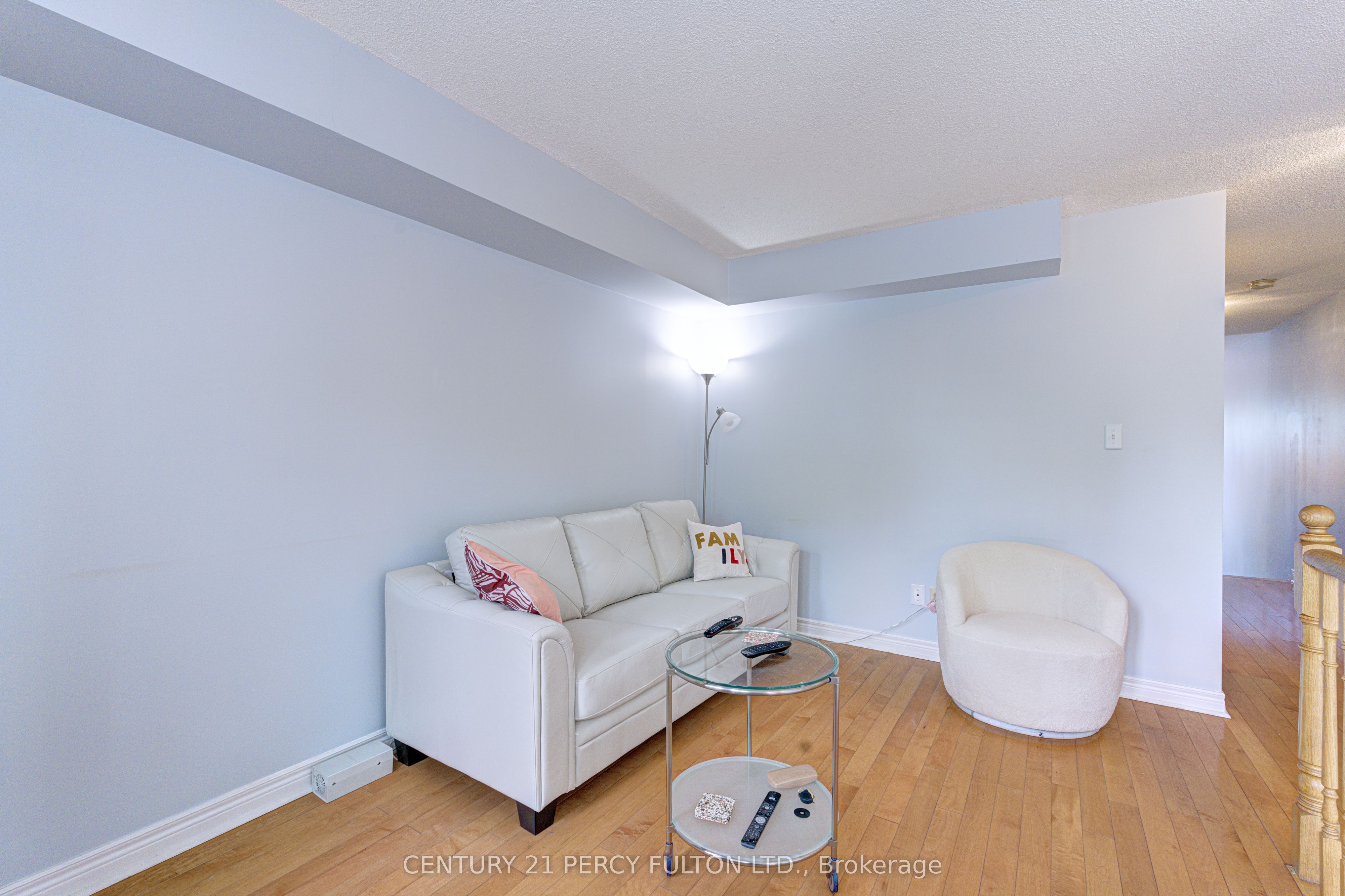 800 Dundas Street W 17