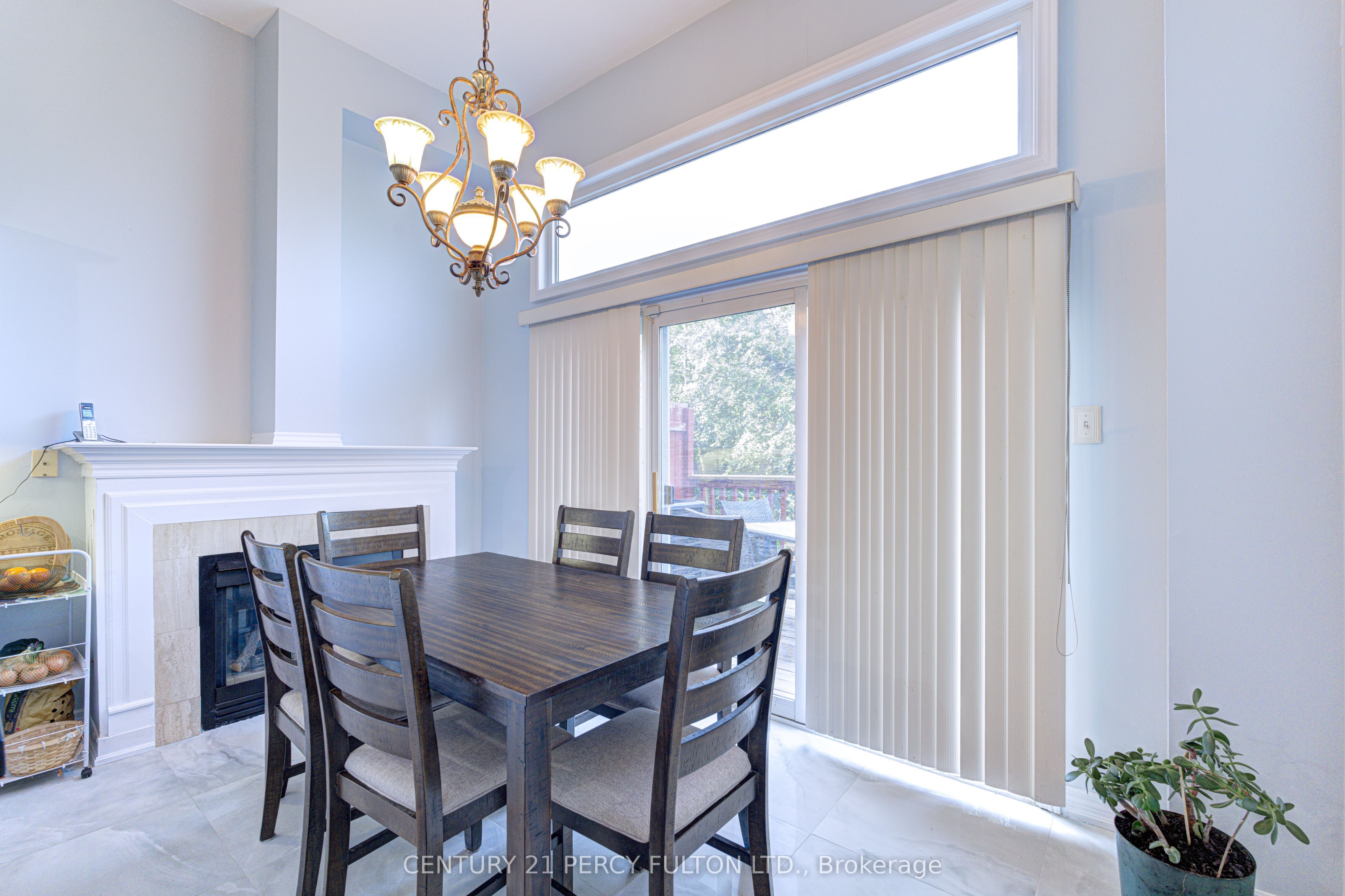 800 Dundas Street W 17