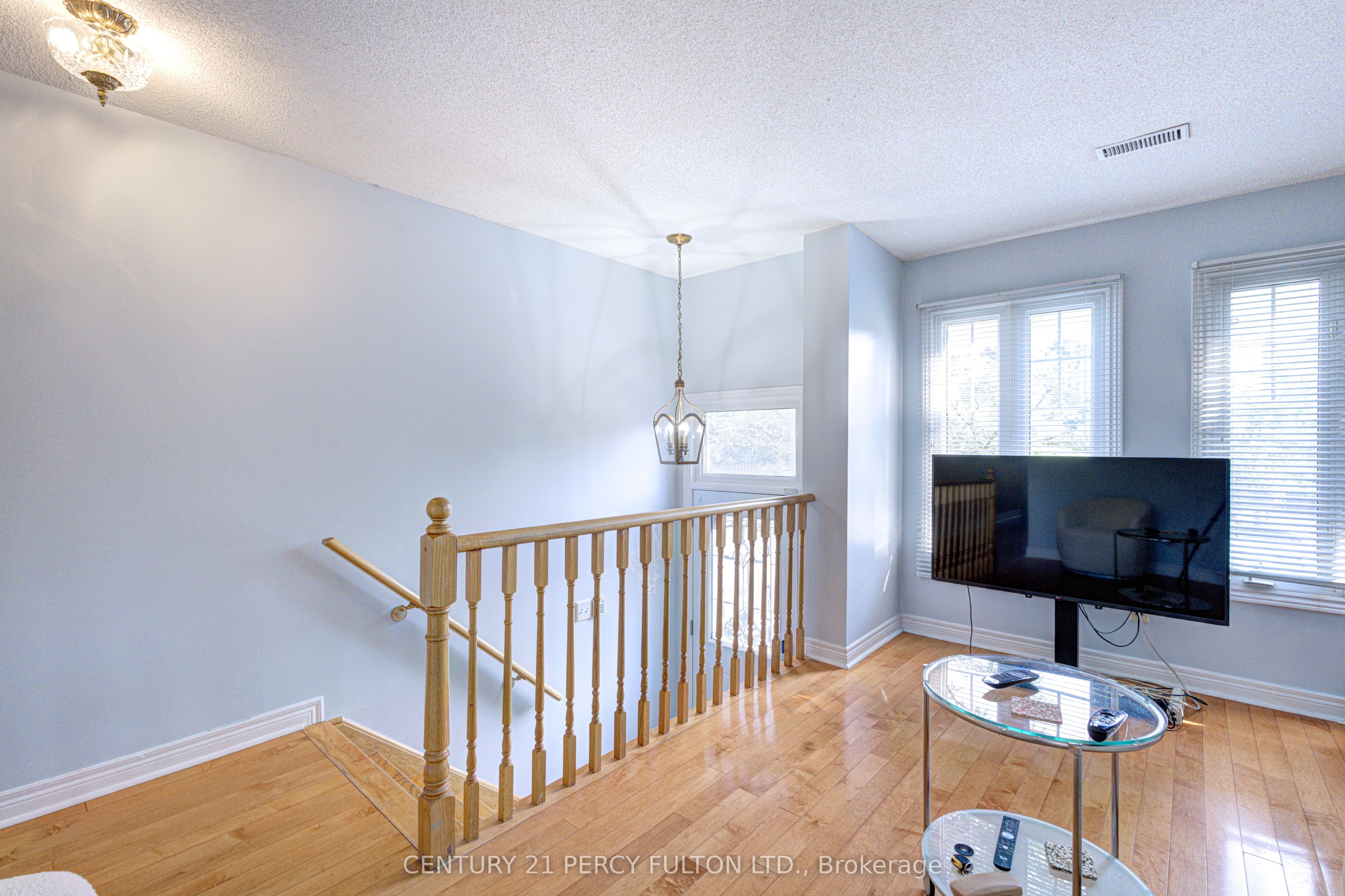 800 Dundas Street W 17