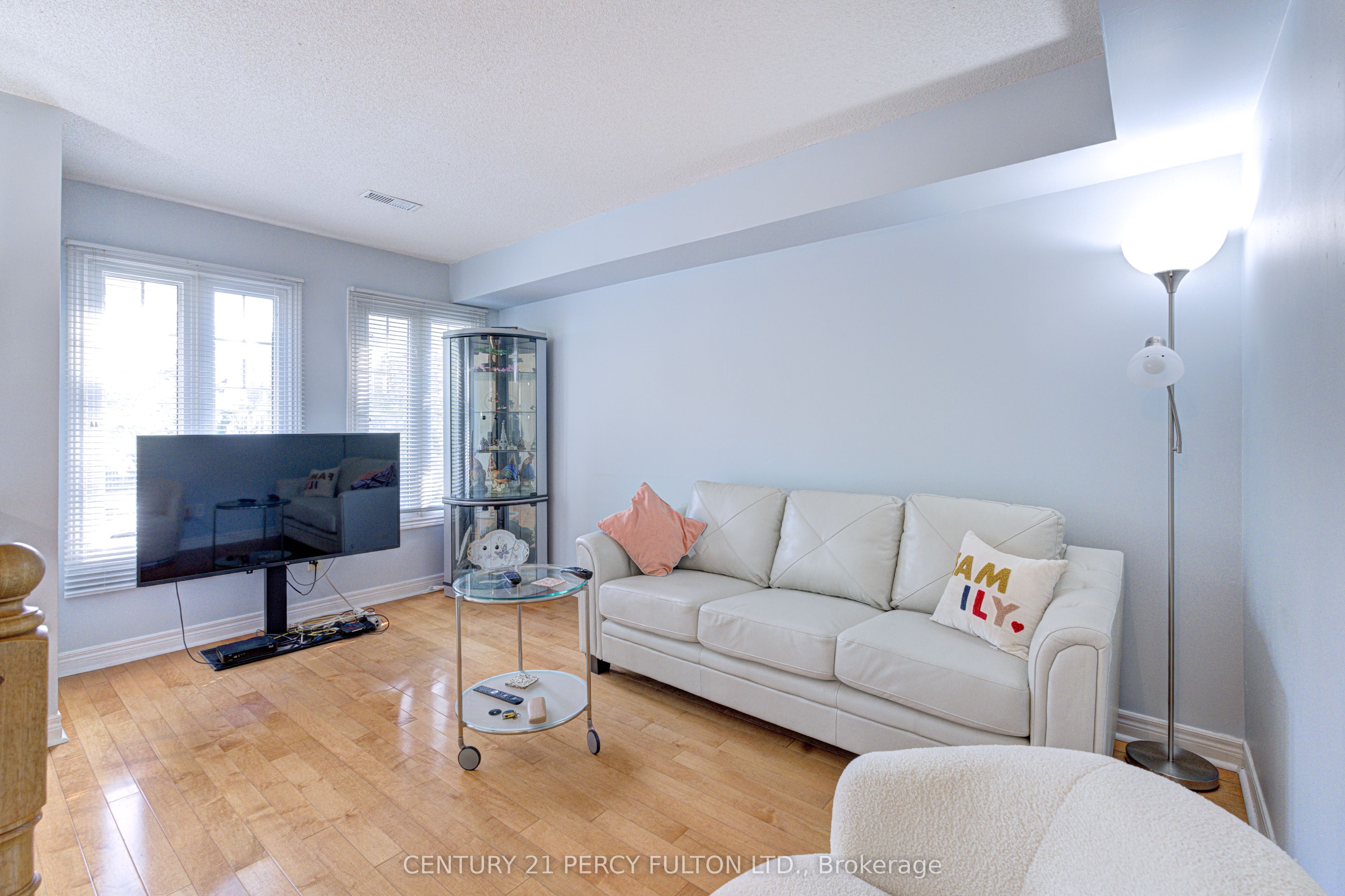 800 Dundas Street W 17