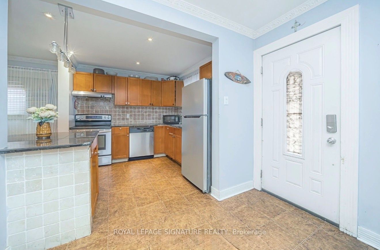 19 Gatsby Square Room 1