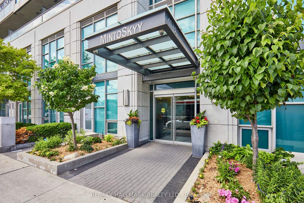 Photo of 1048 Broadview Avenue #1804, Toronto, ON M4K 2B8 (MLS # E13517800)