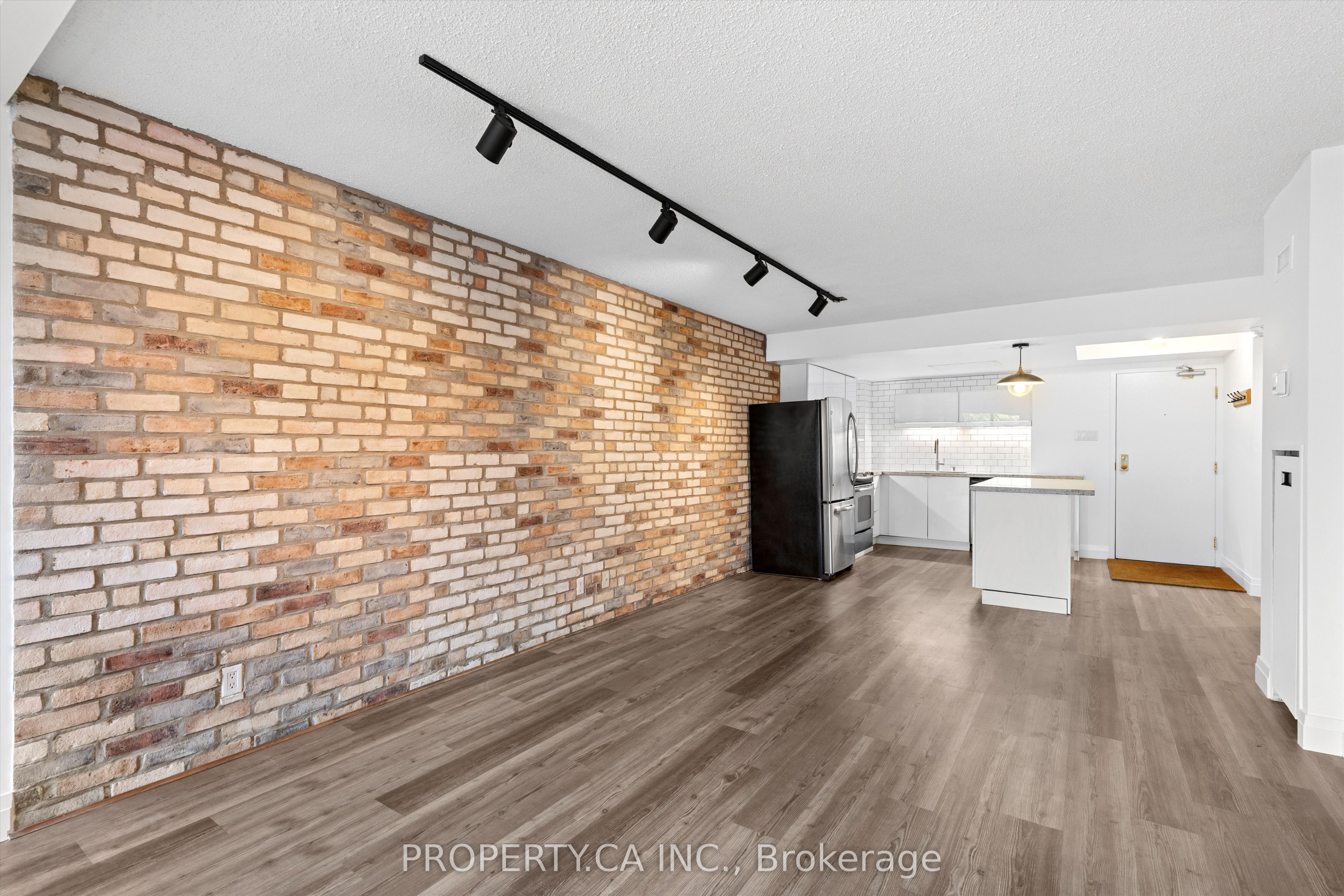 456 College Street 306
