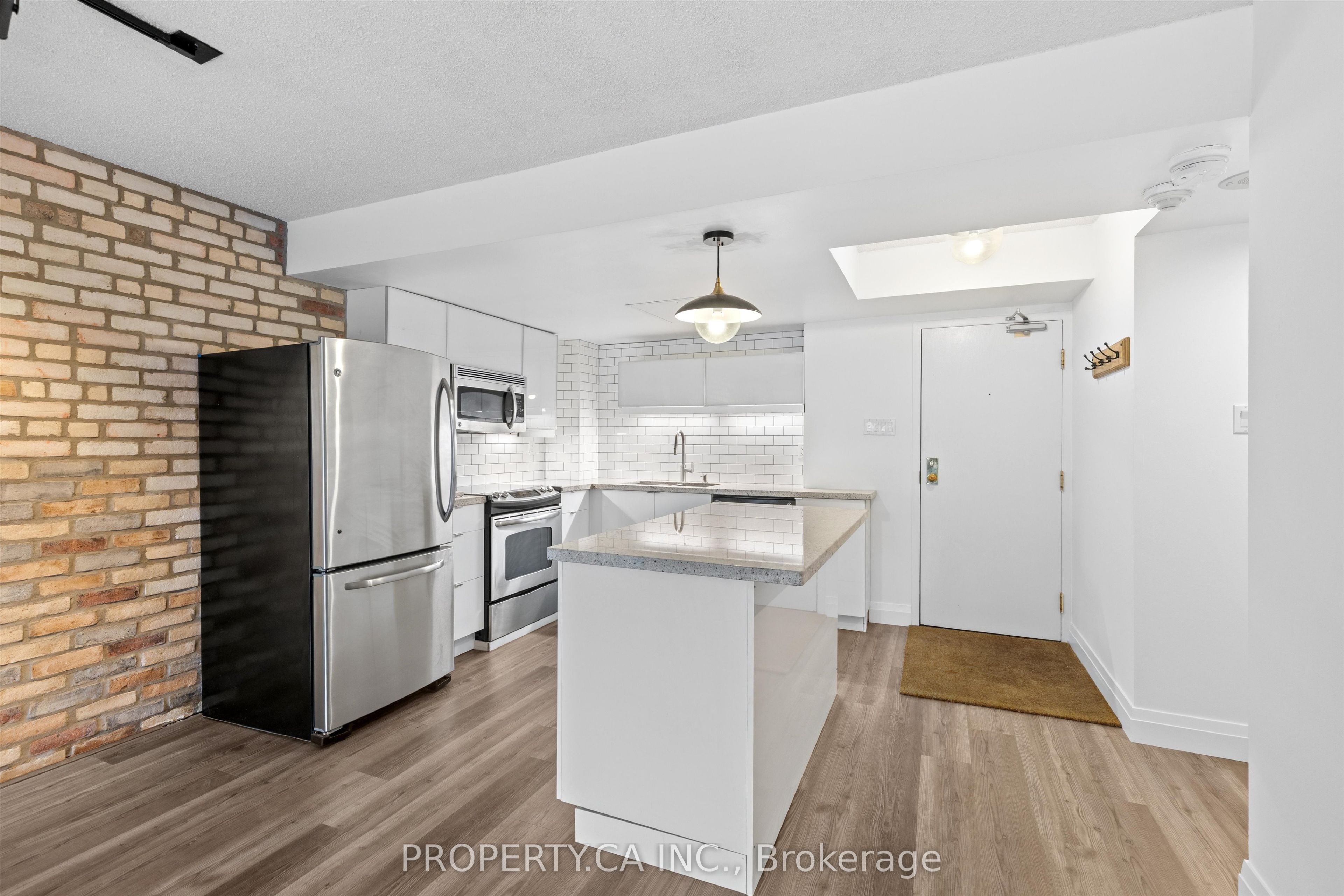 456 College Street 306