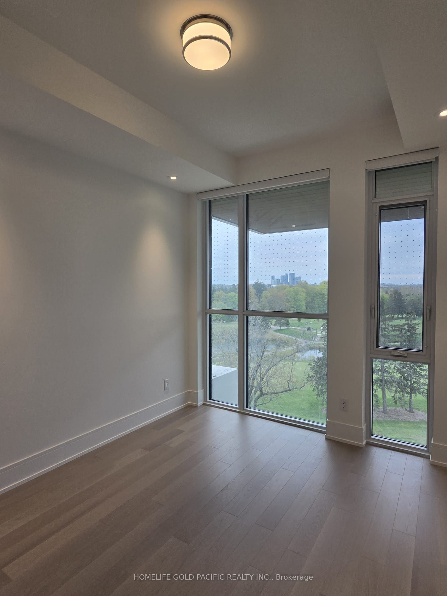 399 Royal Orchard Boulevard 519