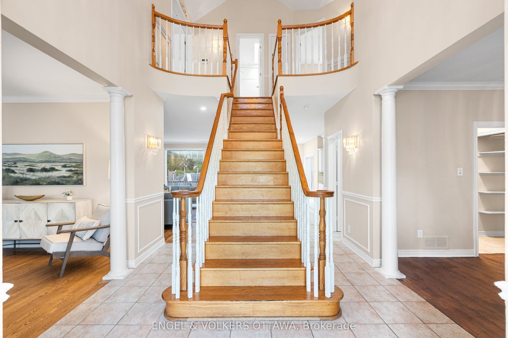 Photo of 5 Cassone Court, Tanglewood - Grenfell Glen - Pineglen, ON K2G 5V6 (MLS # X13538256)