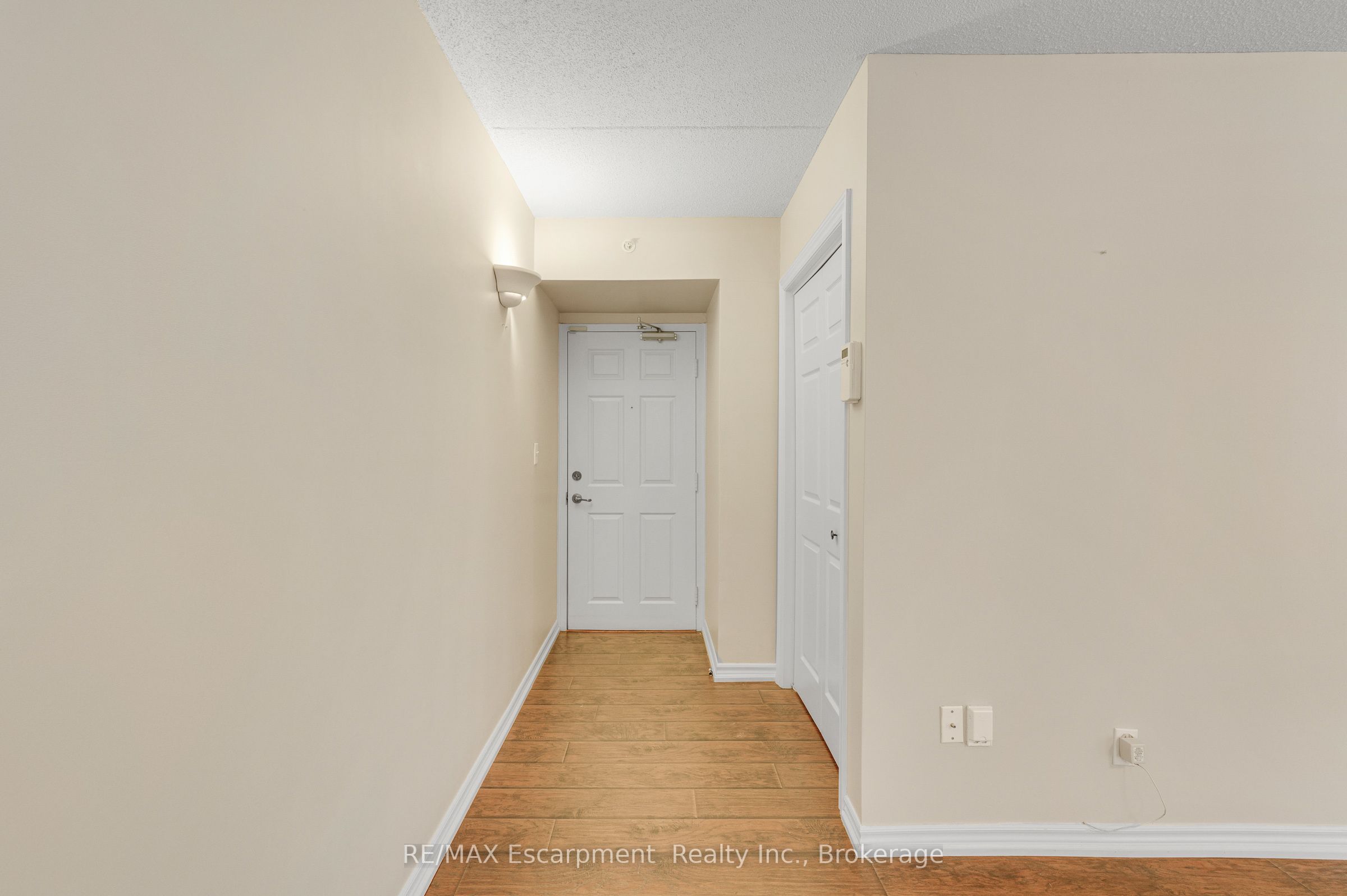 2075 Appleby Line 102