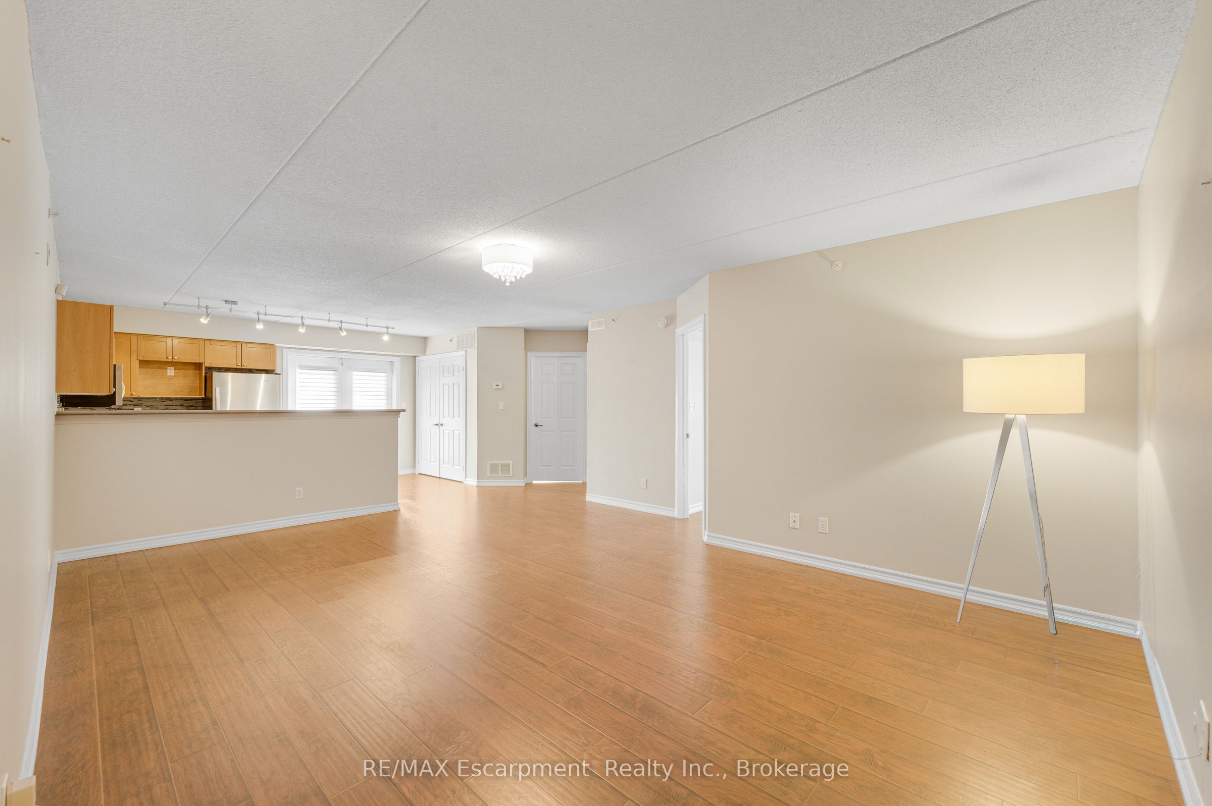 2075 Appleby Line 102