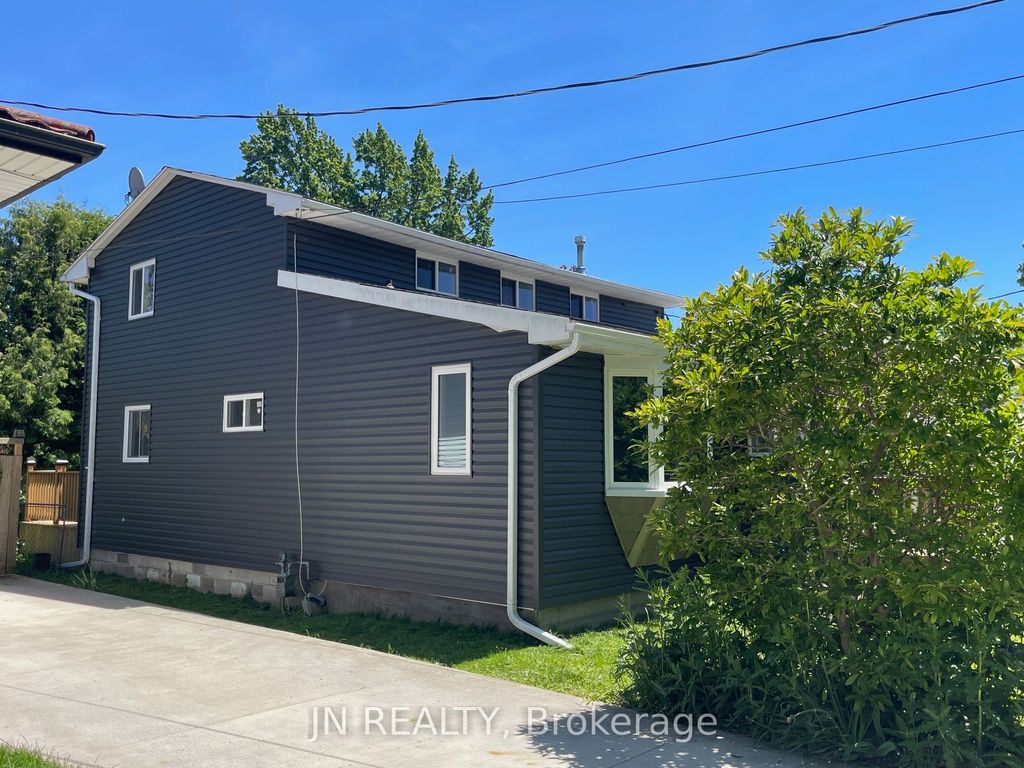 Photo of 1962 W Franklin Avenue W, Sarnia, ON N0N 1C0 (MLS # X13465008)