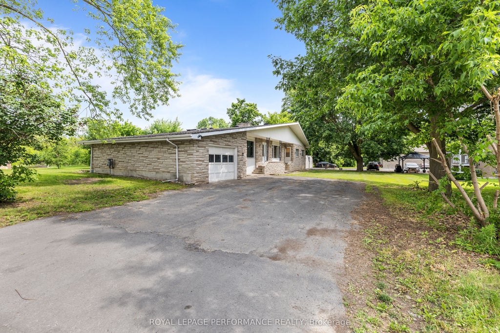 Photo of 438 Voyageur Place, Russell, ON K0A 1W0 (MLS # X13873492)