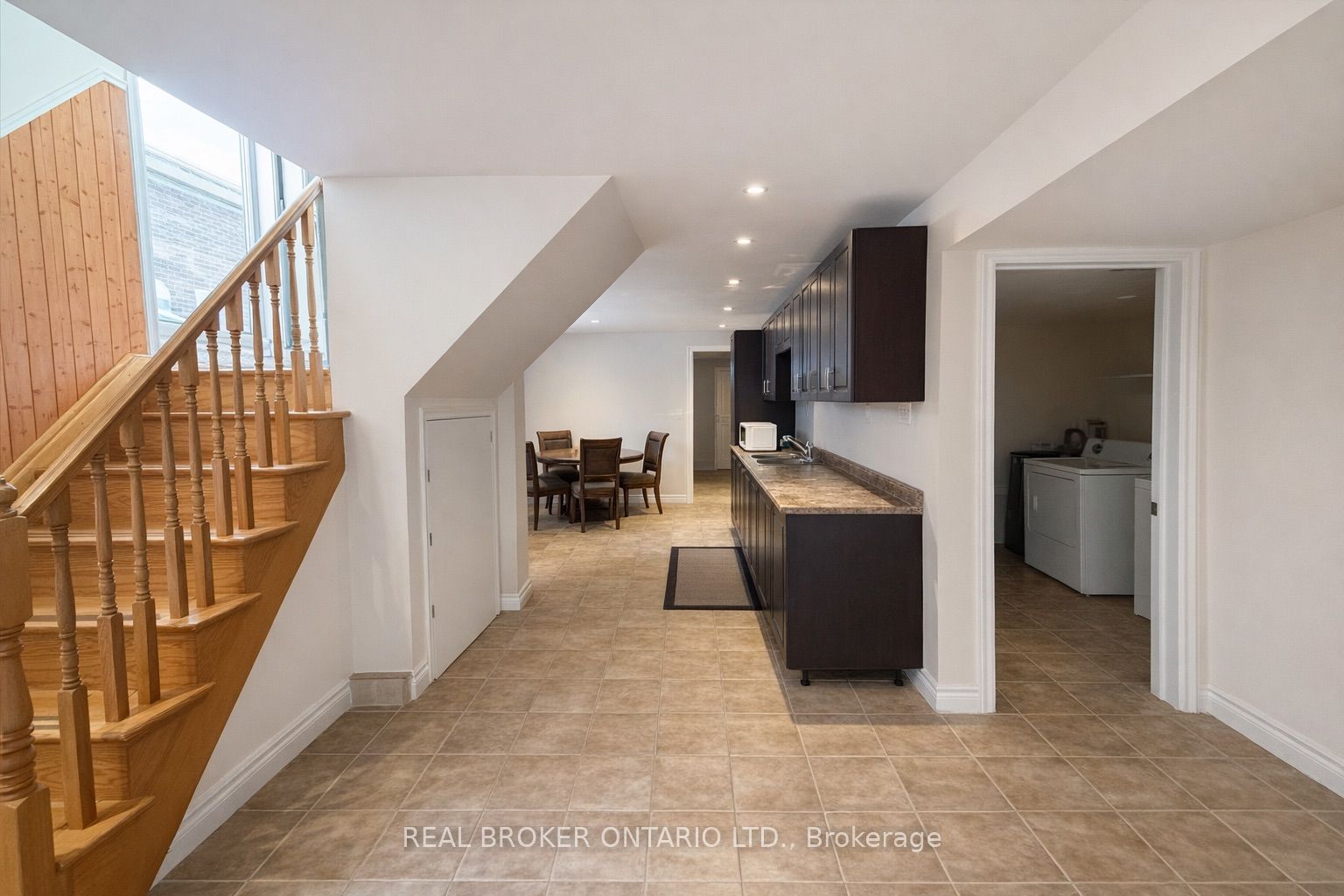 1602 Coram Crescent Lower