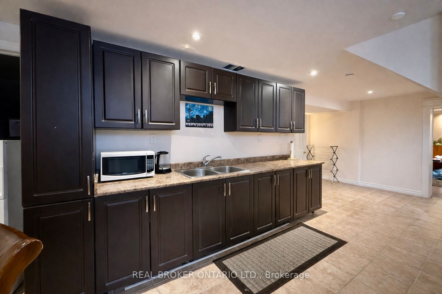 1602 Coram Crescent Lower