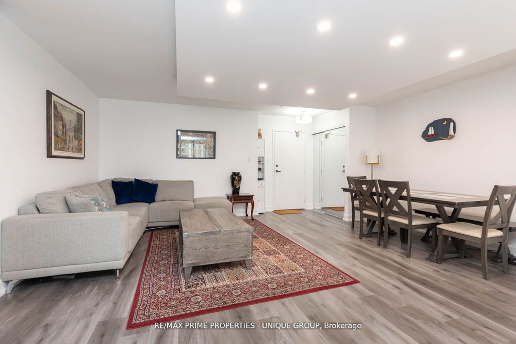 Photo of 633 Bay Street #903, Toronto, ON M5G 2G4 (MLS # C12388607)