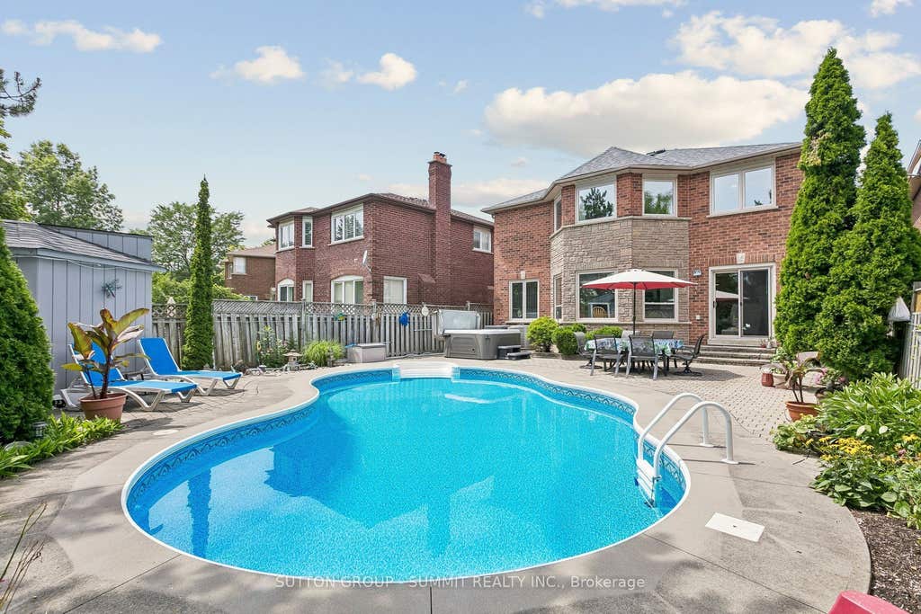 Photo of 3176 DOVETAIL Mews, Mississauga, ON L5L 5K4 (MLS # W13611824)