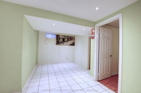 10 Whistler Court Markham ON L3R 4T1