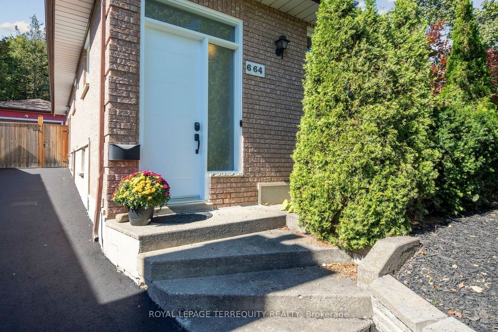 Photo of 664 Scarlett Avenue, Toronto, ON M9P 2T1 (MLS # W12444587)