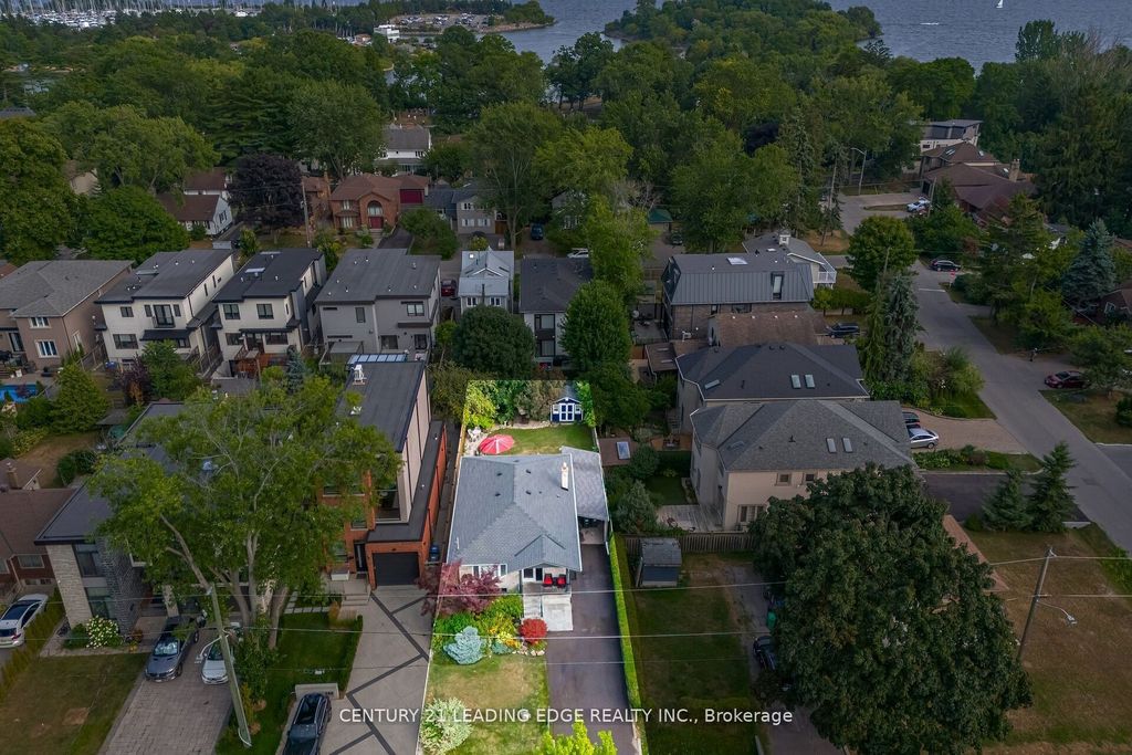 Photo of 586 Curzon Avenue, Mississauga, ON L5G 1P9 (MLS # W13074714)