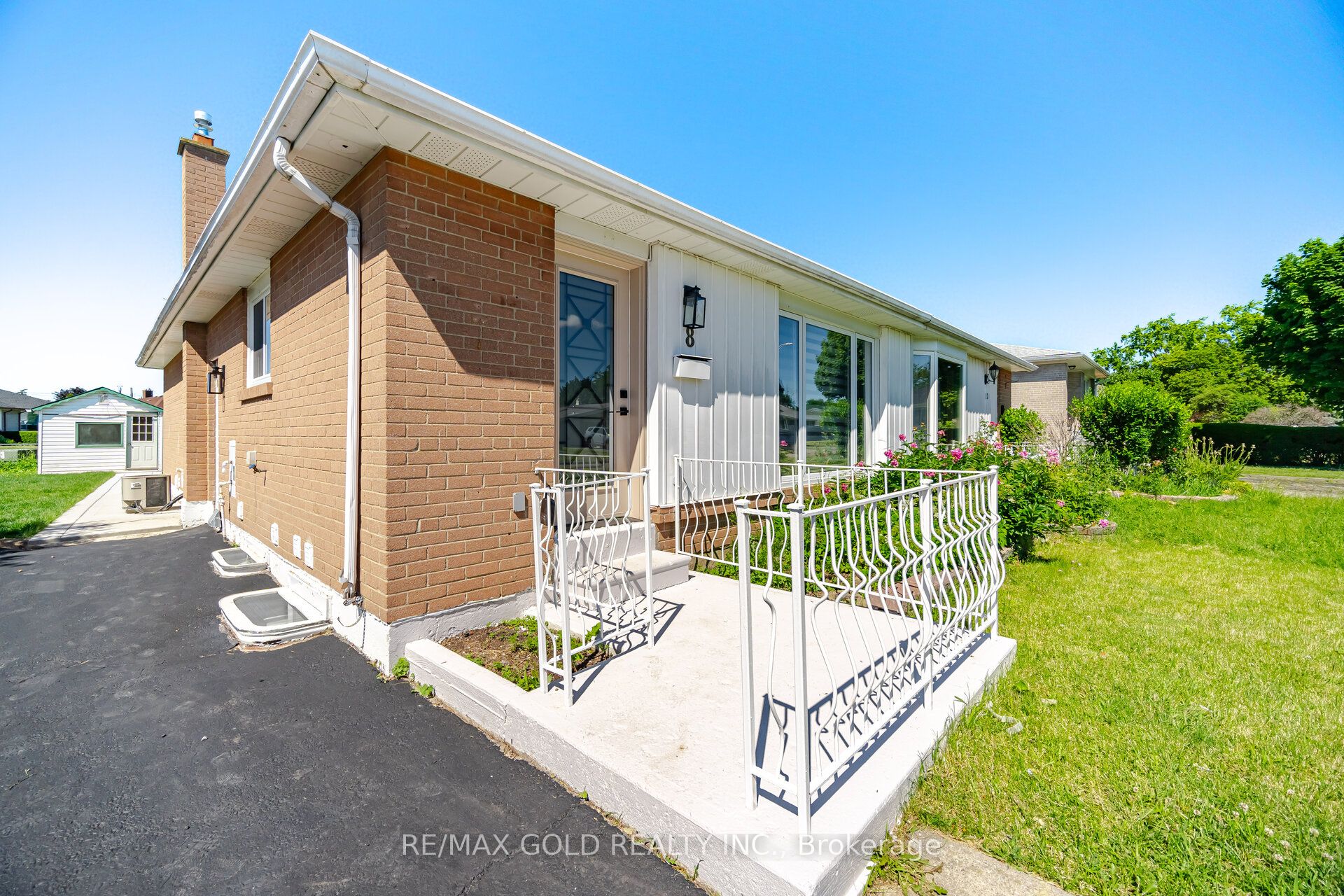 8 Athlone Avenue