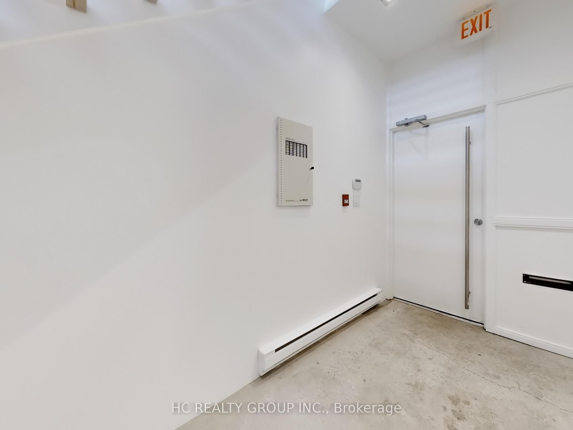 899 Dundas Street W