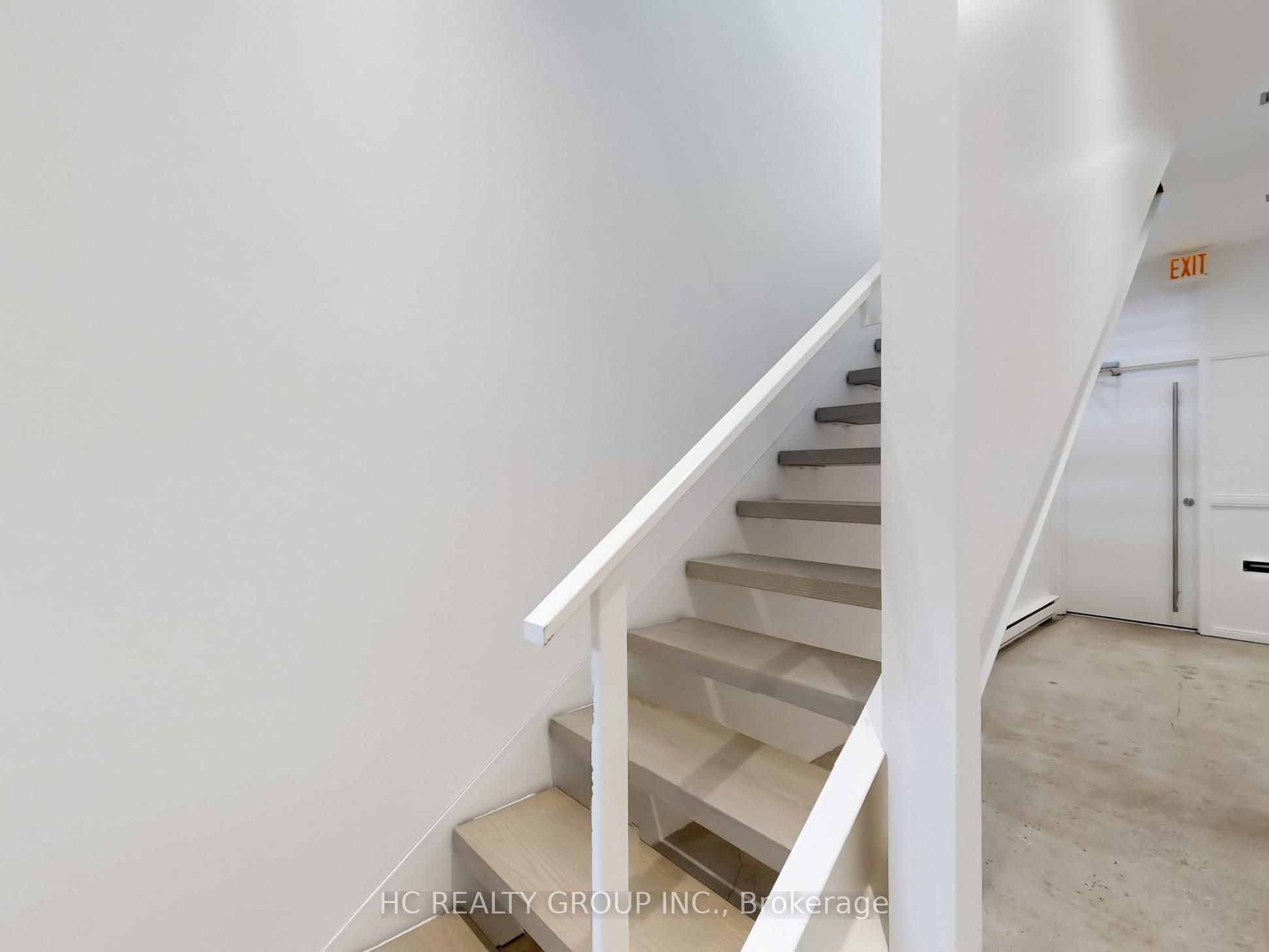 899 Dundas Street W