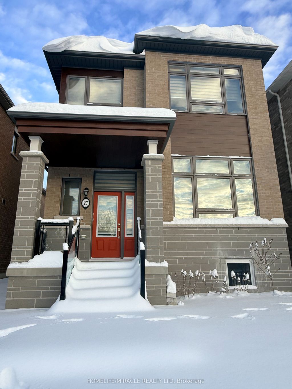 Photo of 27 Mountainside Crescent, Whitby, ON L1R 0P5 (MLS # E12705030)