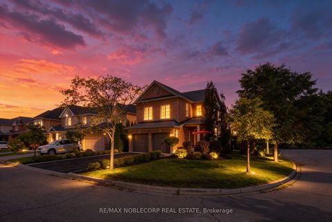 25 Aztec Court Richmond Hill ON L4S 2W6