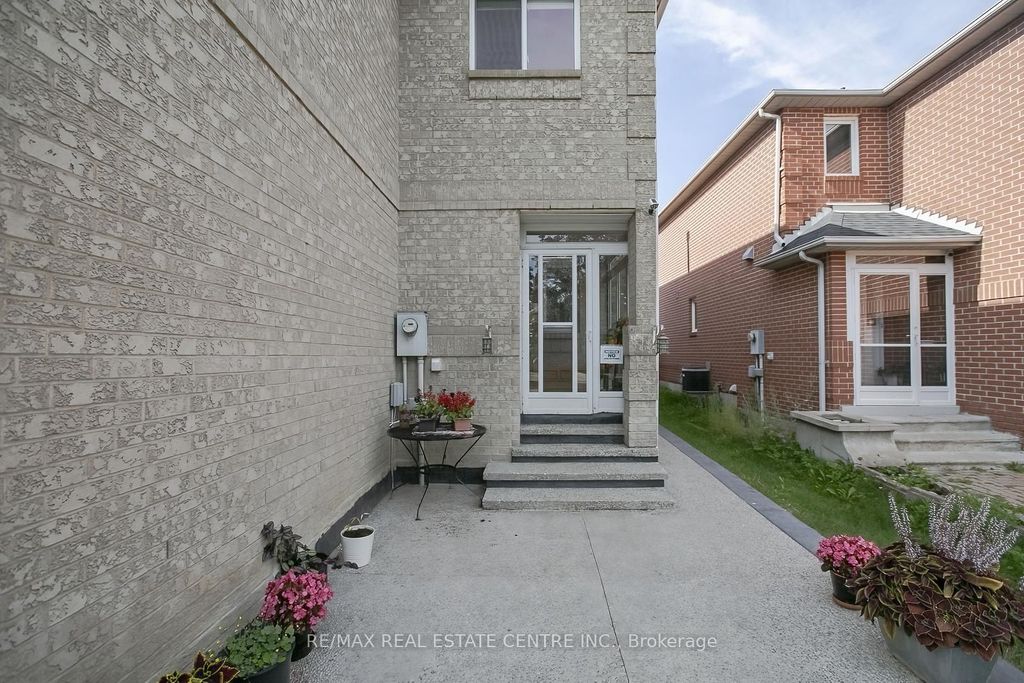Photo of 5600 Cortina Crescent, Mississauga, ON L4Z 3R3 (MLS # W12413740)
