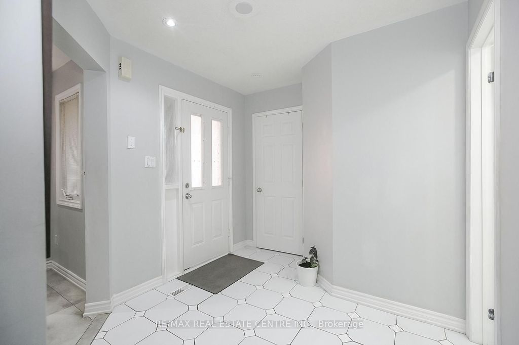 Photo of 5600 Cortina Crescent, Mississauga, ON L4Z 3R3 (MLS # W12413740)
