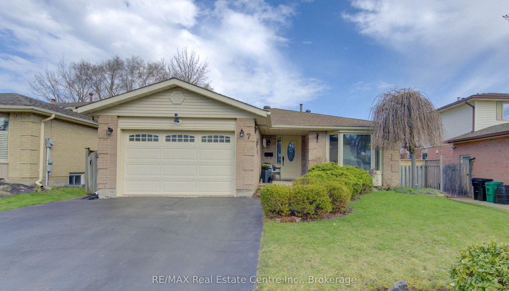 Photo of 7 Kilkerran Crescent, Kitchener, ON N2R 1B6 (MLS # X13032124)