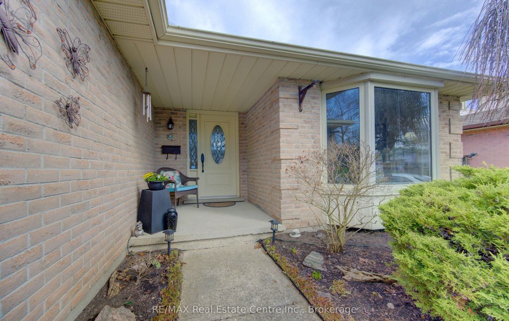 Photo of 7 Kilkerran Crescent, Kitchener, ON N2R 1B6 (MLS # X13032124)