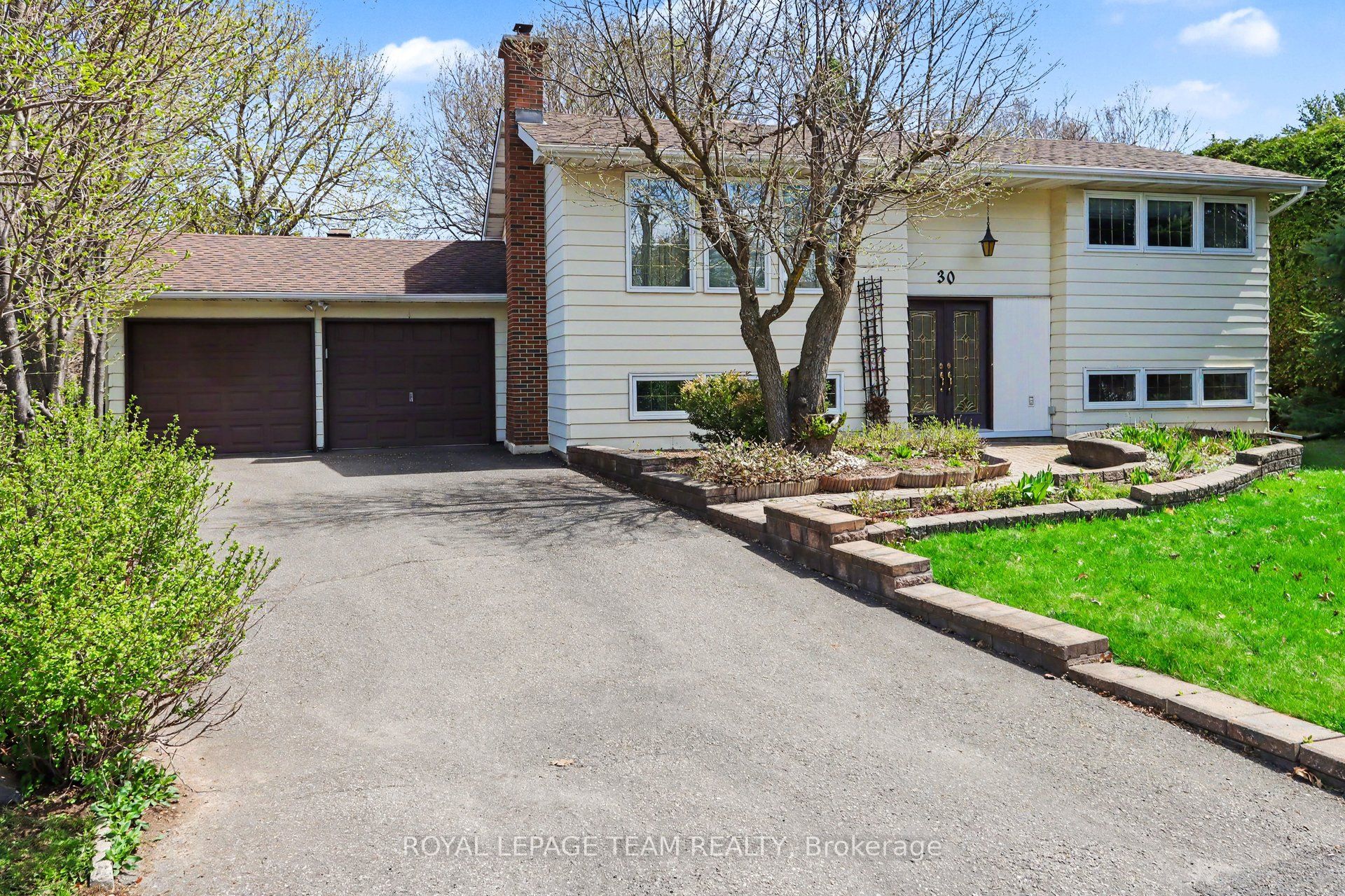 Photo 1 of 33 — 30 Juniper Court, Cityview - Parkwoods Hills - Rideau Shore, ON K2E 5M6