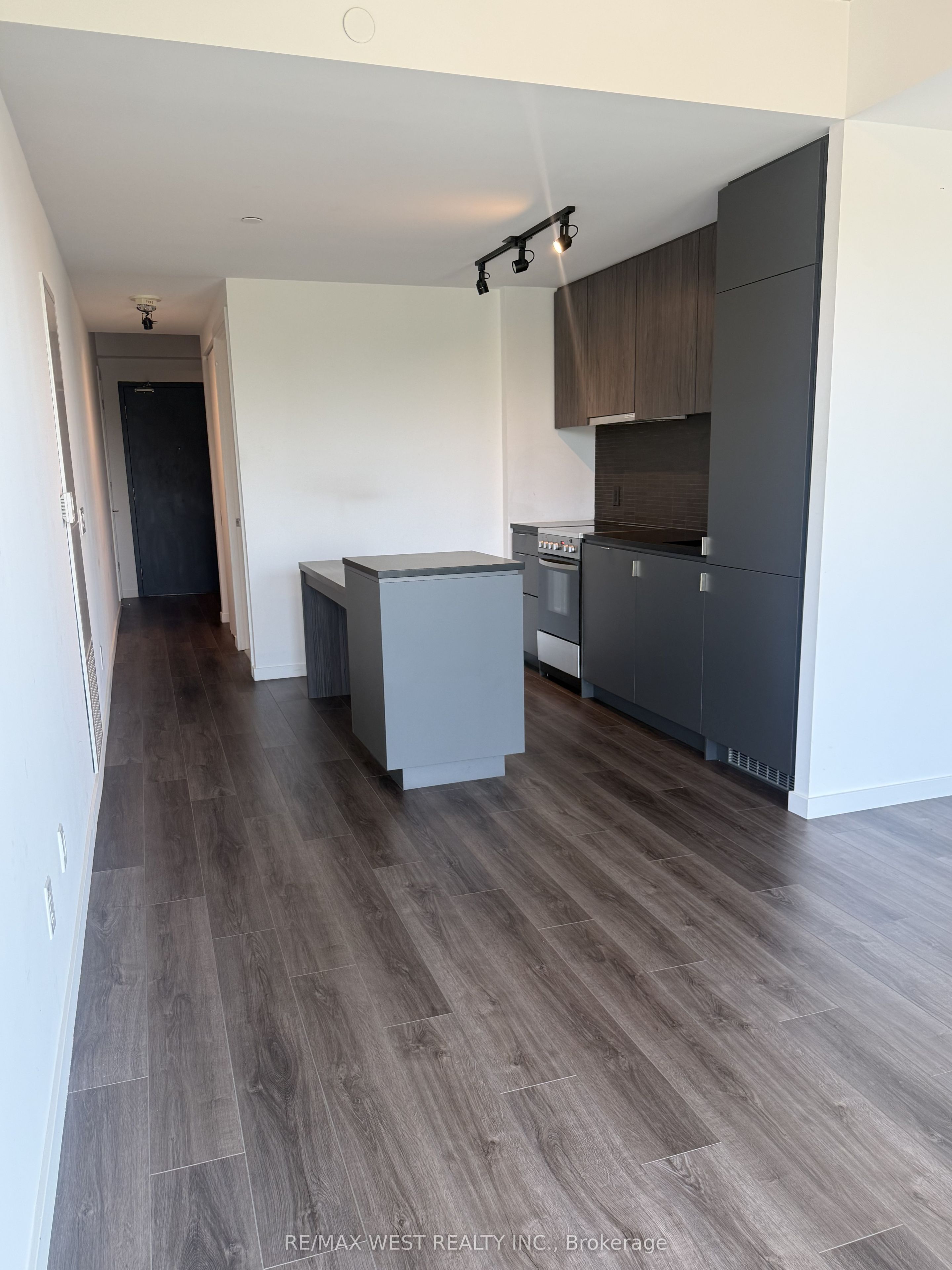 7 Smith Crescent 407