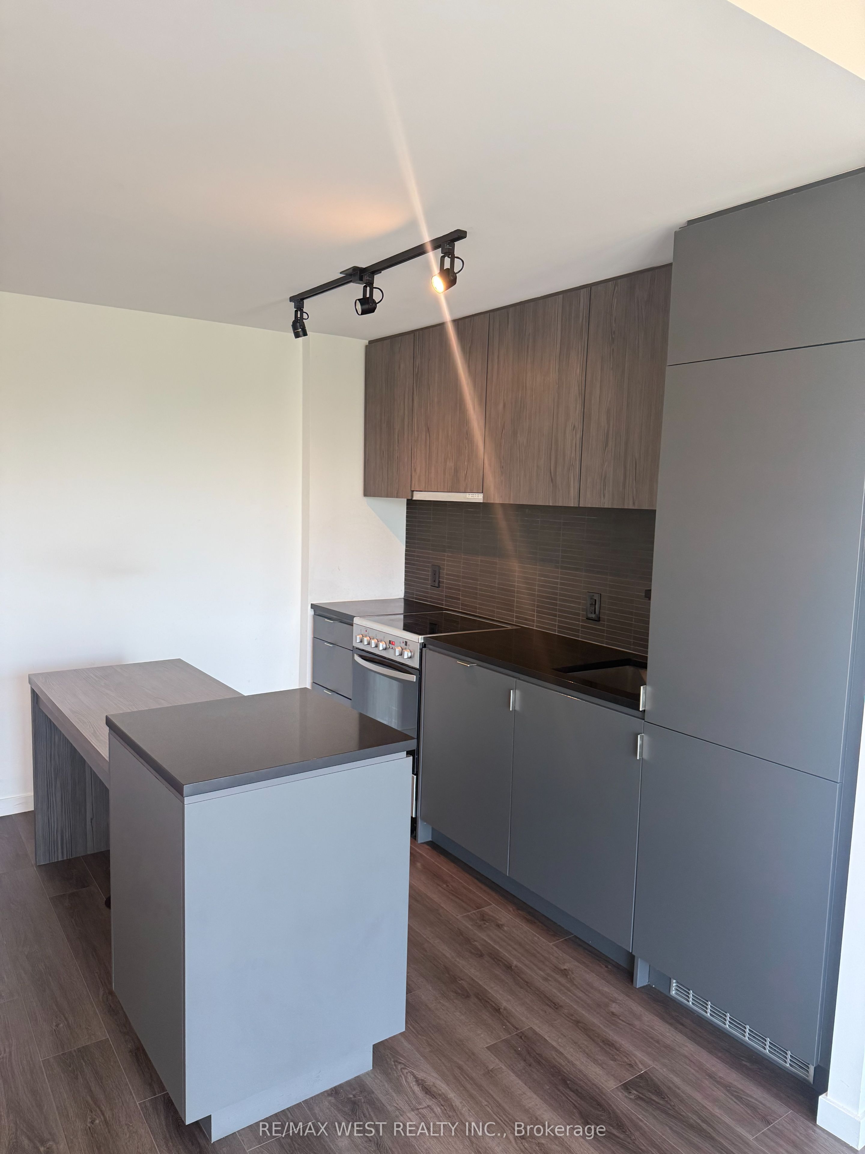 7 Smith Crescent 407