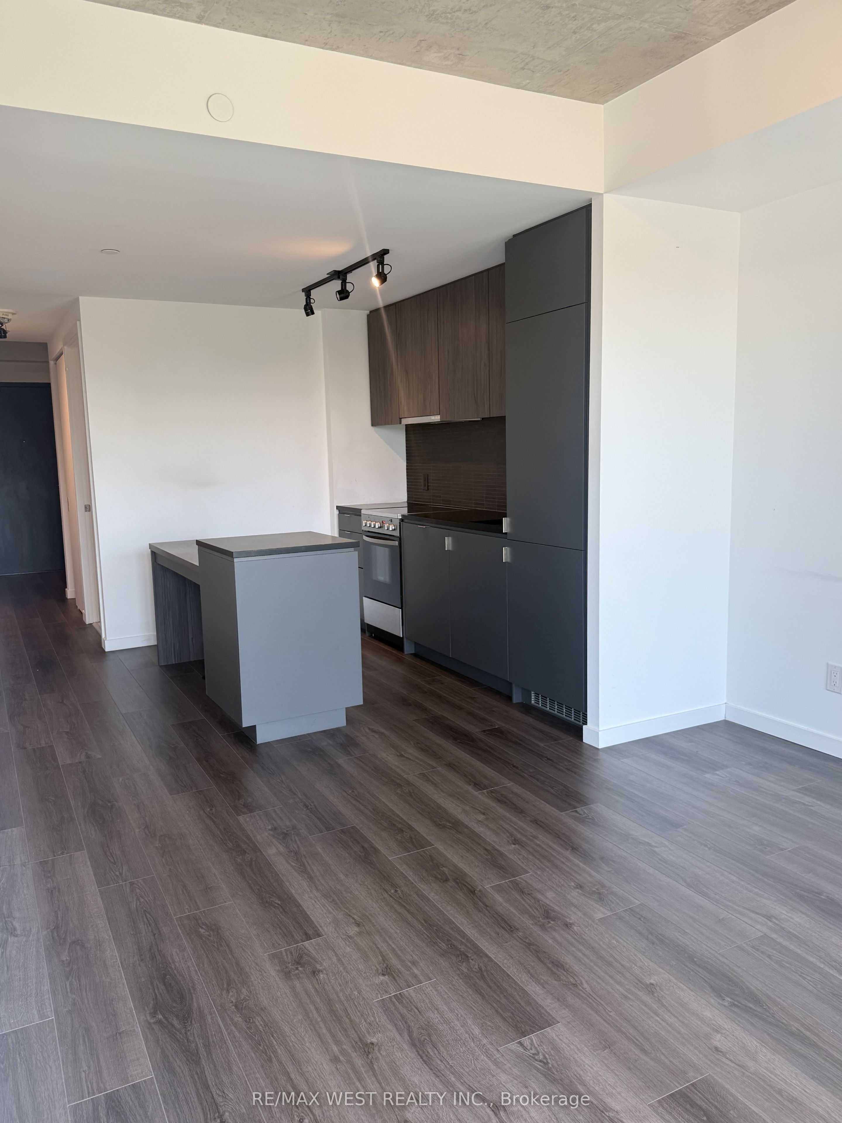 7 Smith Crescent 407