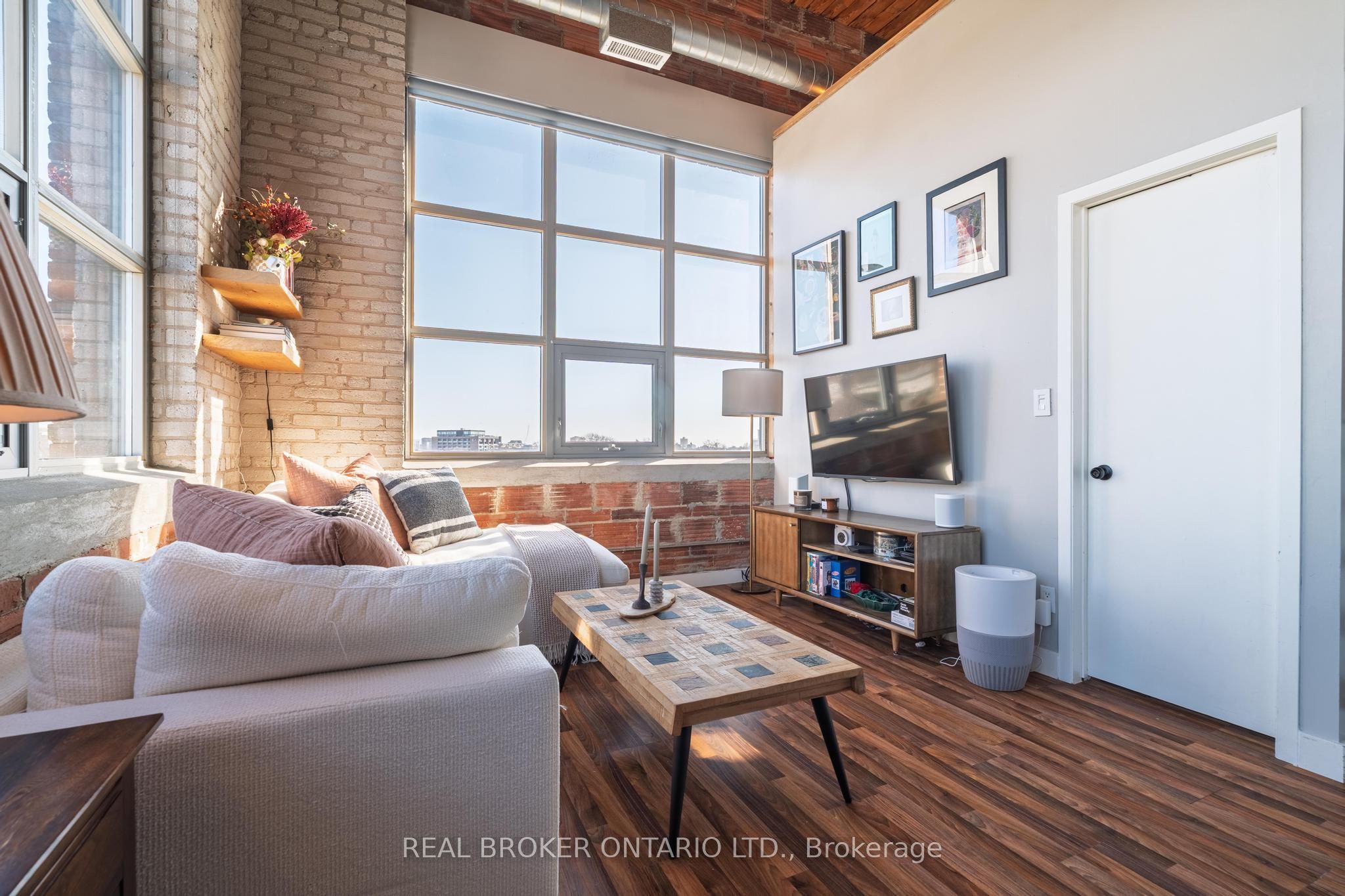 2154 Dundas Street W PH3