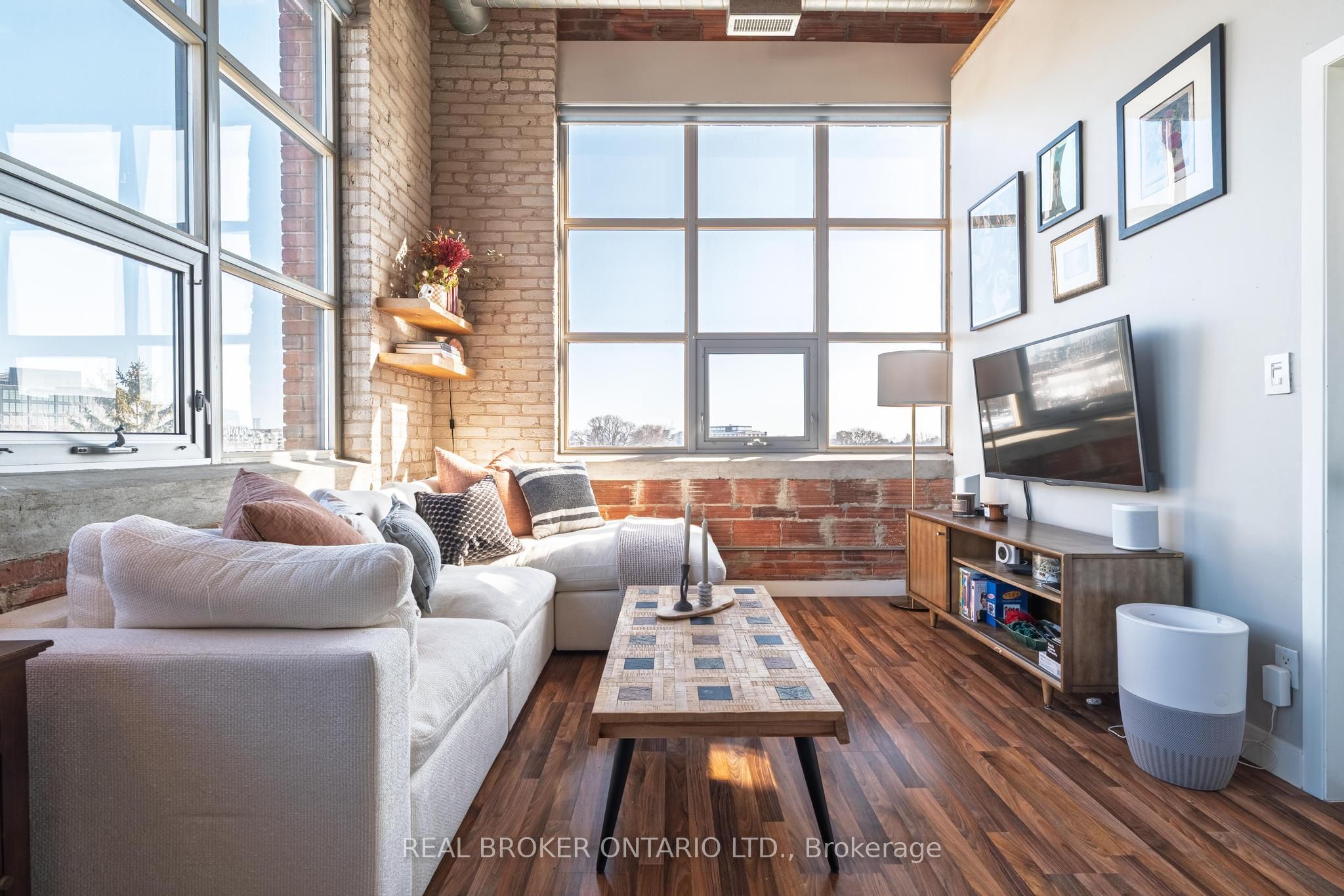 2154 Dundas Street W PH3