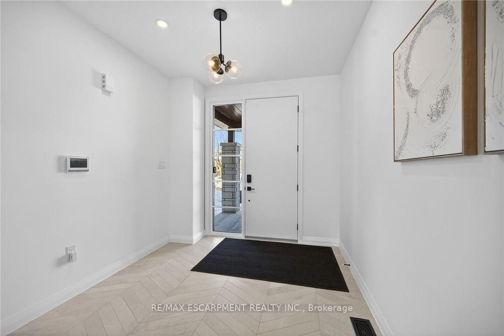 Photo of 29 Kingfisher Drive, Hamilton, ON L9A 5A4 (MLS # X12978112)