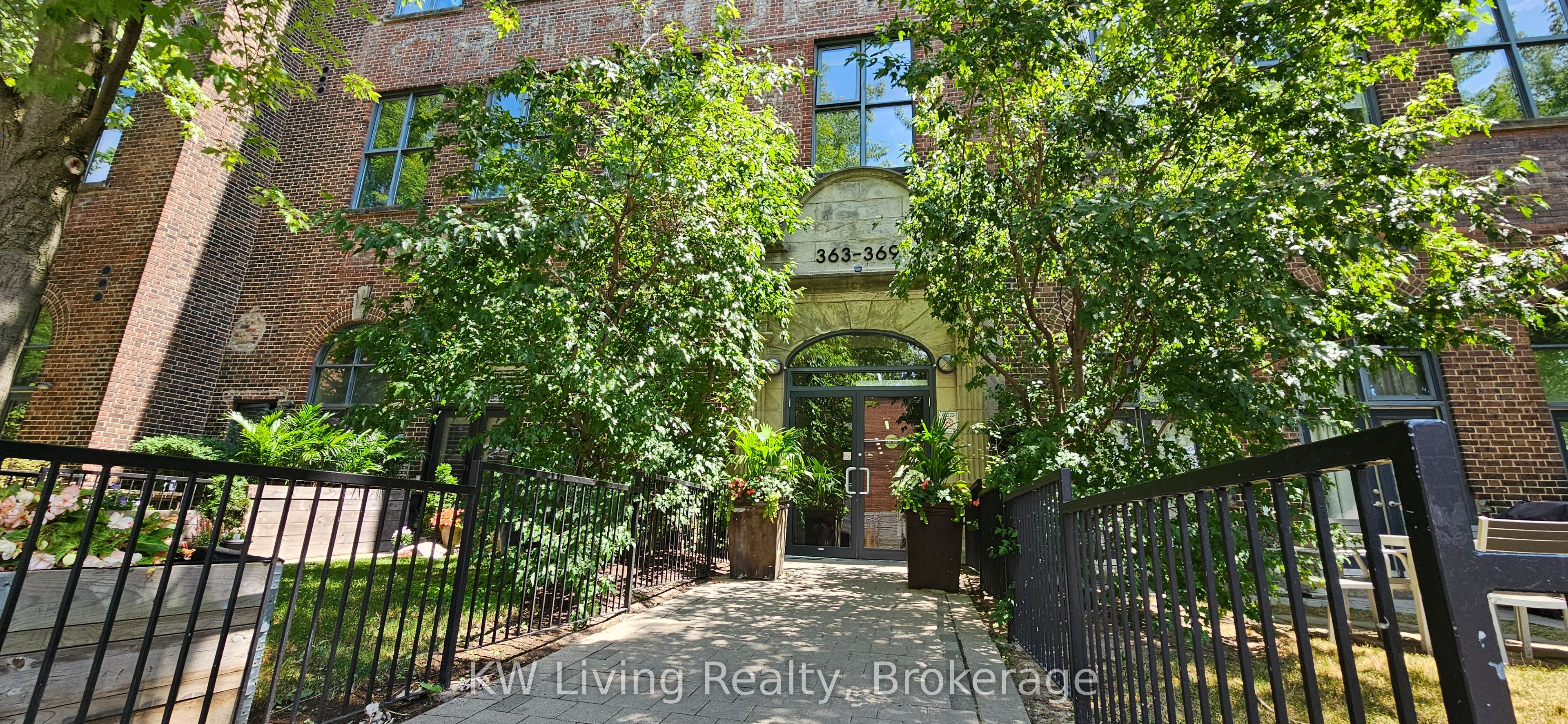 363 Sorauren Avenue 318
