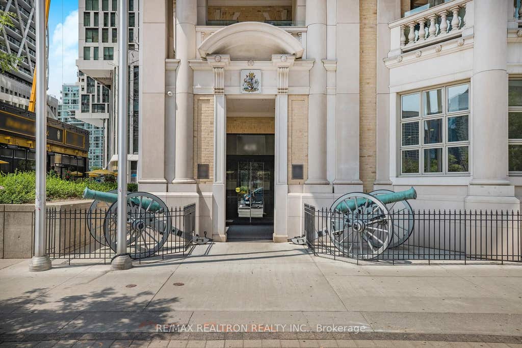 Photo of 426 University Avenue #905, Toronto, ON M5G 1S9 (MLS # C13411718)