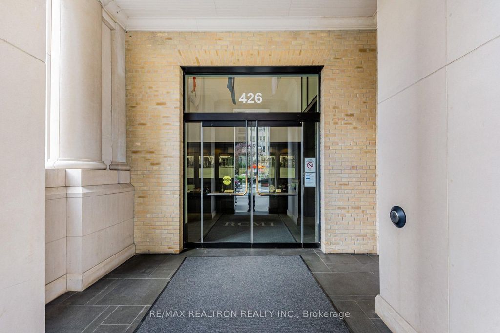 Photo of 426 University Avenue #905, Toronto, ON M5G 1S9 (MLS # C13411718)