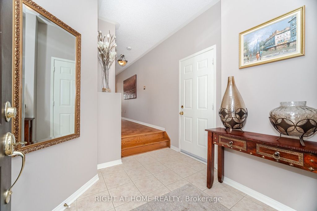 Photo of 910 Oaktree Crescent, Newmarket, ON L3X 2Z1 (MLS # N12425387)